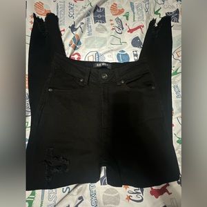 JUNIOR BLACK RIPPED JEANS